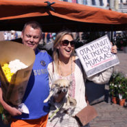 A man a woman and flowers at Havis Amanda