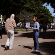 Sissi hitchhiking in Esplanadi Park