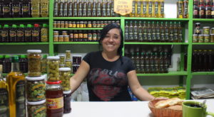 OLIVES SALESWOMAN ON THE PAN-AMERICAN HIGHWAY