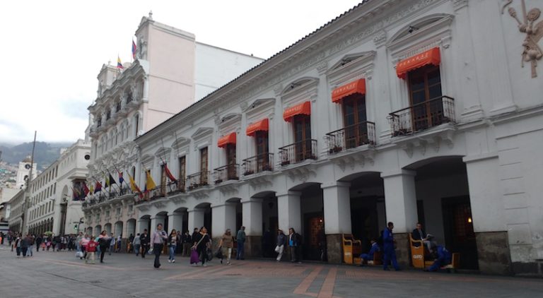 Shoe polishers Plaza Grande 5