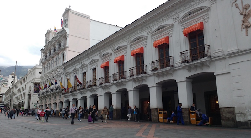 Shoe polishers Plaza Grande 5